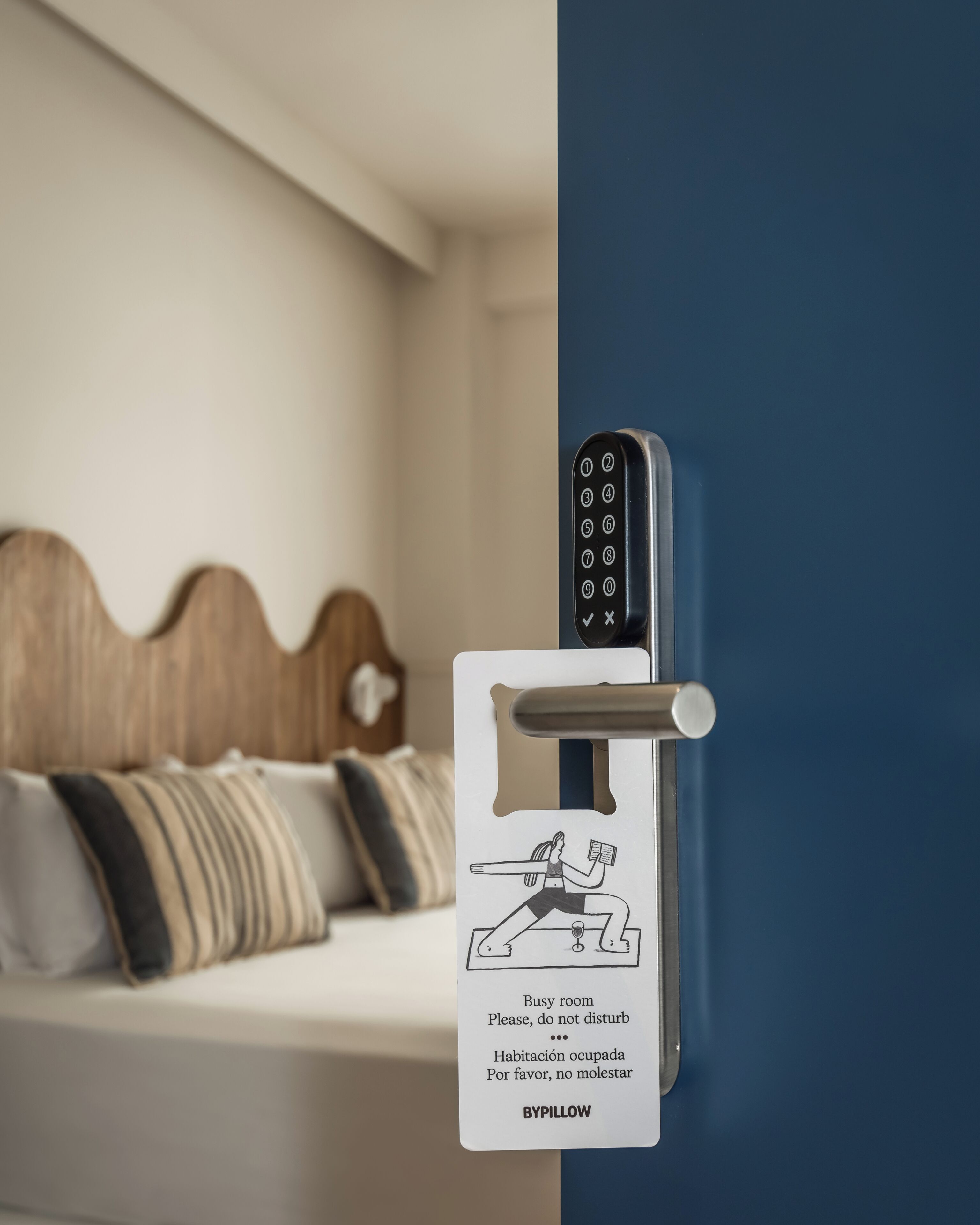 De deur van een hotelkamer met een keycardlezer en een bordje in het Spaans waarop gasten verzocht worden de kamer niet te verstoren.