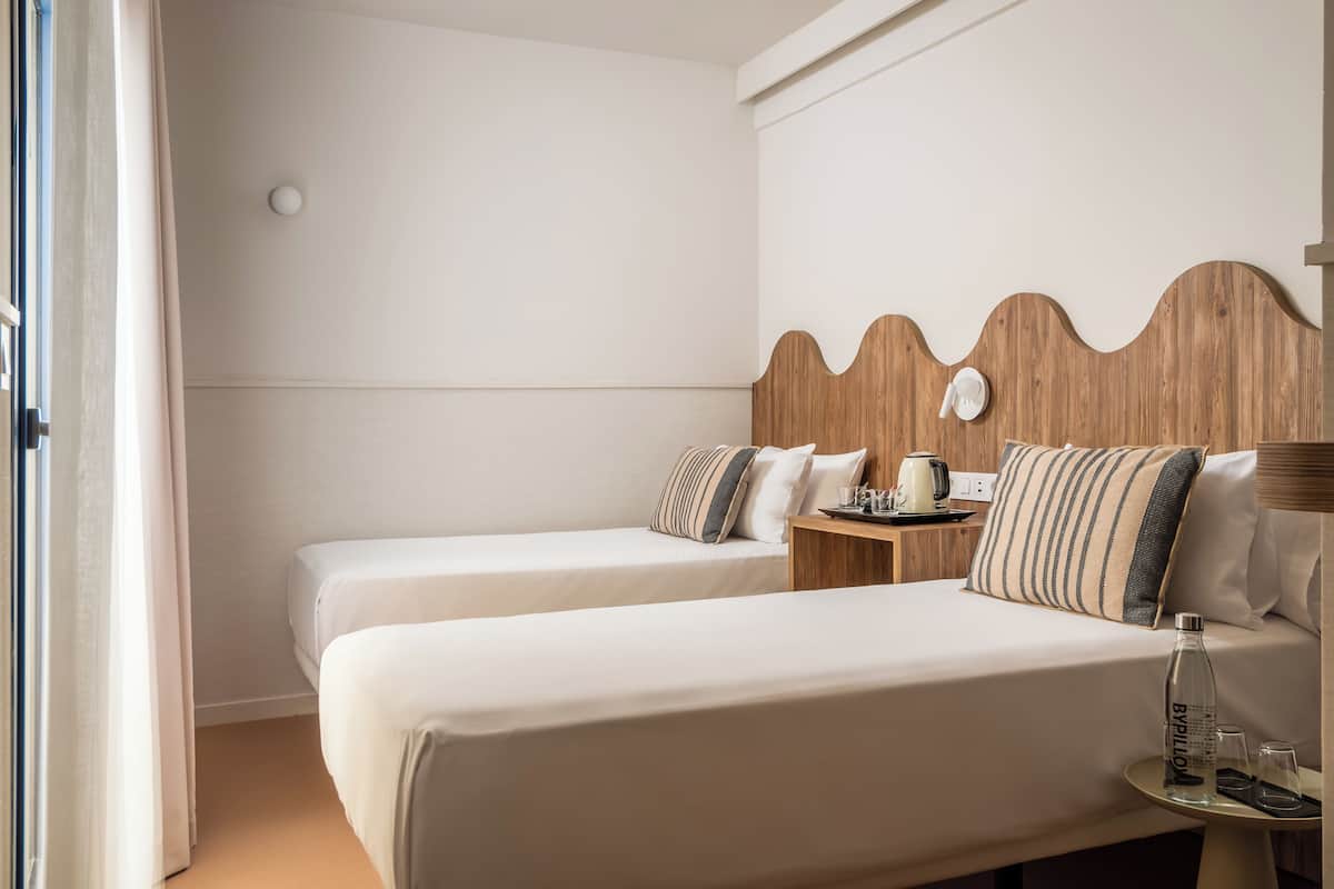 Standard Twin Room | 1 bedroom, pillowtop beds, desk, laptop workspace