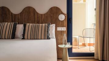 1 bedroom, pillowtop beds, desk, laptop workspace