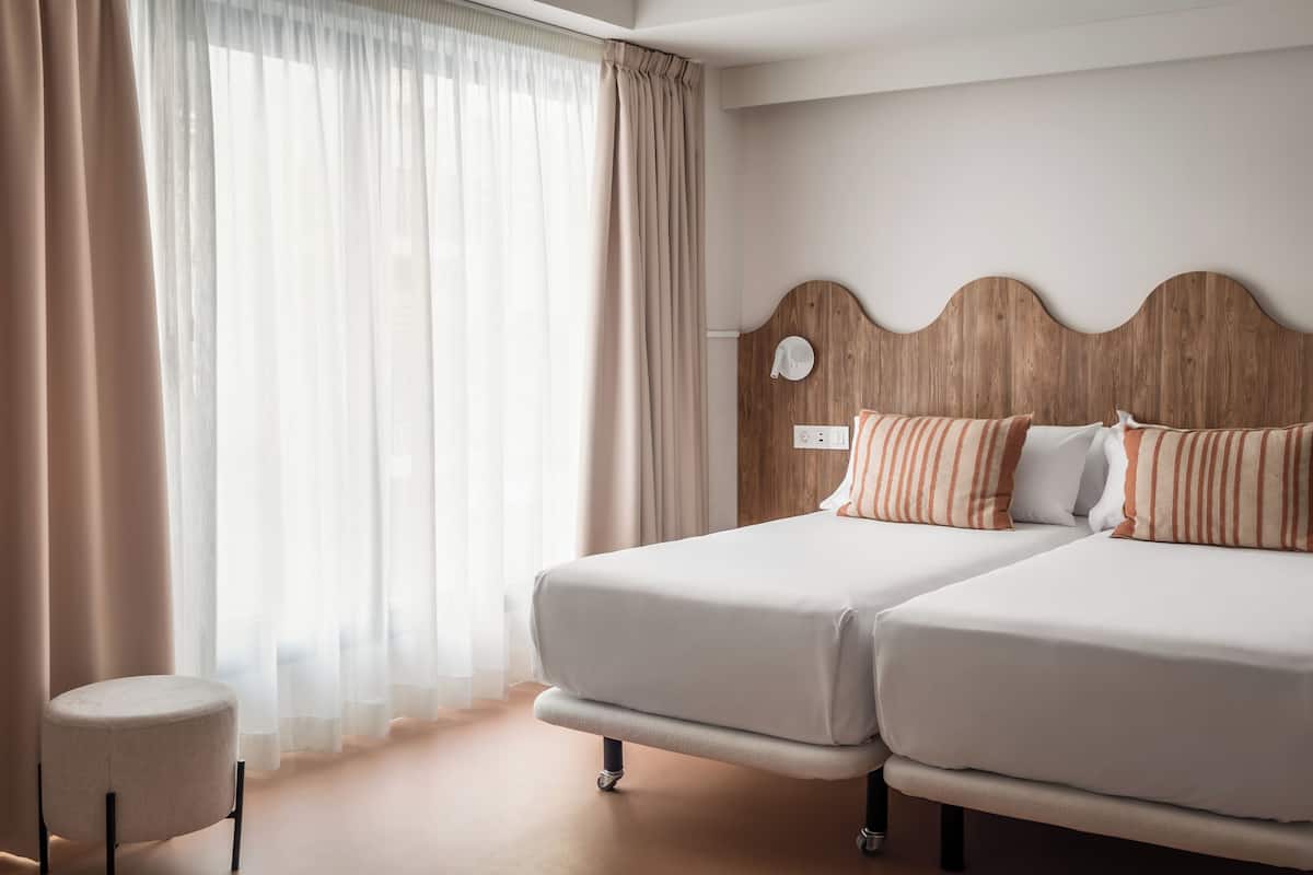 Triple Room | 1 bedroom, pillowtop beds, desk, laptop workspace
