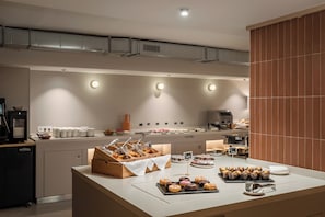 Dagelijks ontbijtbuffet (EUR 15 per persoon)