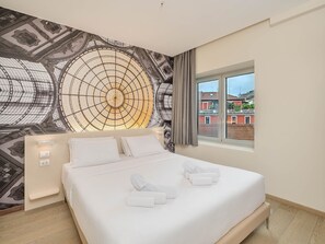 Junior Suite, 1 Katil Raja (King), Non Smoking | Peti besi dalam bilik, meja, ruang kerja komputer riba 