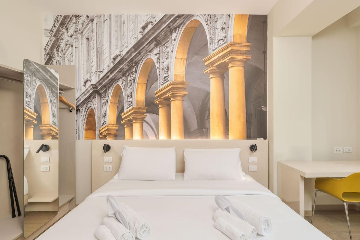 Dobbeltrom – standard, tilgjengelighetstilpasset, ikke-røyk | Safe på rommet, skrivebord og skrivebord for bærbar PC