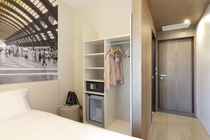 Zimmersafe, Schreibtisch, laptopgeeigneter Arbeitsplatz