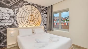 Junior Suite, 1 King Bed, Non Smoking | In-room safe, desk, laptop workspace, iron/ironing board