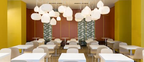 Petit déjeuner buffet (9.5 EUR par personne)