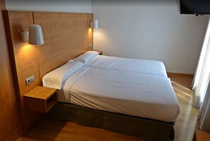 In-room safe, desk, free WiFi, wheelchair access - Hotel Avenida (Zaragoza)