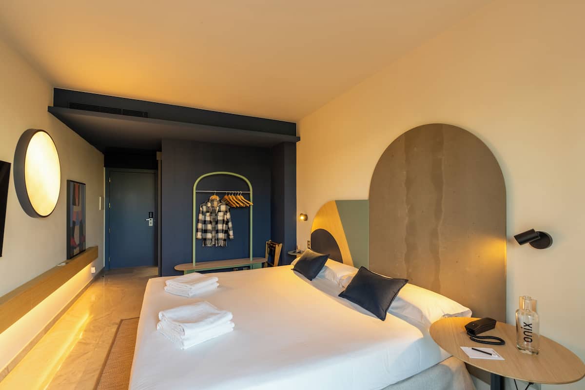 Minibar, blackout drapes, WiFi (free), bed sheets