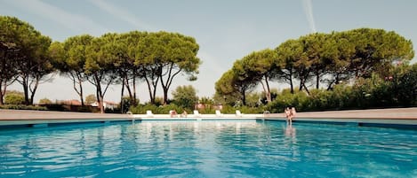 Piscine extérieure (ouverte en saison), parasols de plage