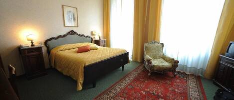 Hypo-allergenic bedding, in-room safe, desk, blackout curtains