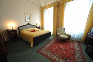 Habitación estándar con 1 cama doble o 2 individuales | Ropa de cama hipoalergénica, caja fuerte, escritorio y cortinas opacas