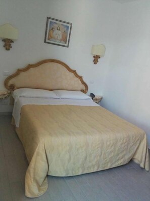 Standard Double or Twin Room | Hypo-allergenic bedding, in-room safe, desk, blackout curtains - Hotel Villa Kinzica (Pisa)