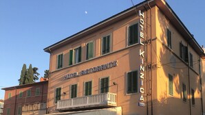 En toetagers bygning med skilt, der siger "HOTEL RISTORANTE".
