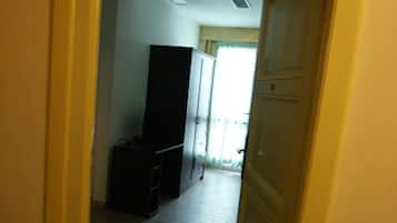 Single Room | Hypo-allergenic bedding, in-room safe, desk, blackout curtains