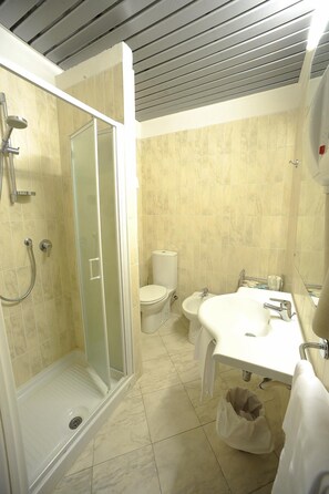 A bathroom with a shower, toilet, and sink. - Hotel Villa Kinzica (Pisa)