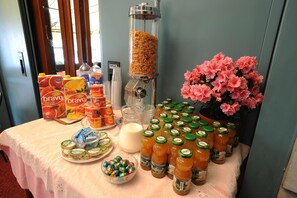 A buffet table with various food items and beverages. - Hotel Villa Kinzica (Pisa)