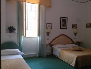 Triple Room | Hypo-allergenic bedding, in-room safe, desk, blackout curtains - Hotel Villa Kinzica (Pisa)