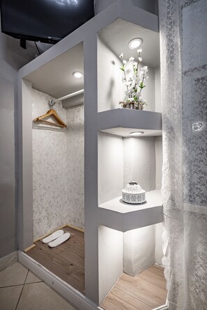 Chambre Double Économique, 1 grand lit | Coffres-forts dans les chambres, rideaux occultants