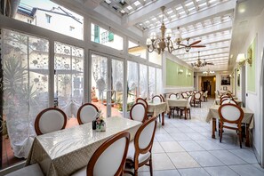 Café da manhã com buffet todos os dias (EUR 10 por pessoa) 