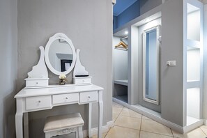 Økonomi-dobbeltrom, 1 queensize-seng | Safe på rommet, blendingsgardiner, lydisolert og strykejern/-brett