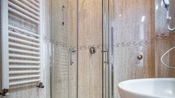 Standard Triple Room, 1 Bedroom | Bathroom | Shower, free toiletries, hair dryer, towels