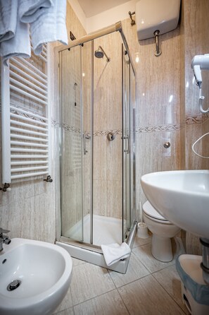 Standard Triple Room, 1 Bedroom | Bathroom | Shower, free toiletries, hair dryer, towels - Hotel Veneto Firenze (Florence)
