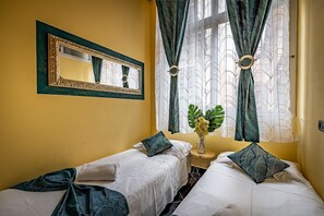 ห้องดีลักซ์สำหรับสี่ท่าน, 1 ห้องนอน | ตู้นิรภัยในห้องพัก, ผ้าม่านกันแสง, ห้องเก็บเสียง, เตารีด/โต๊ะรีดผ้า