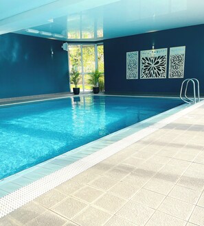 Indoor pool, sun loungers