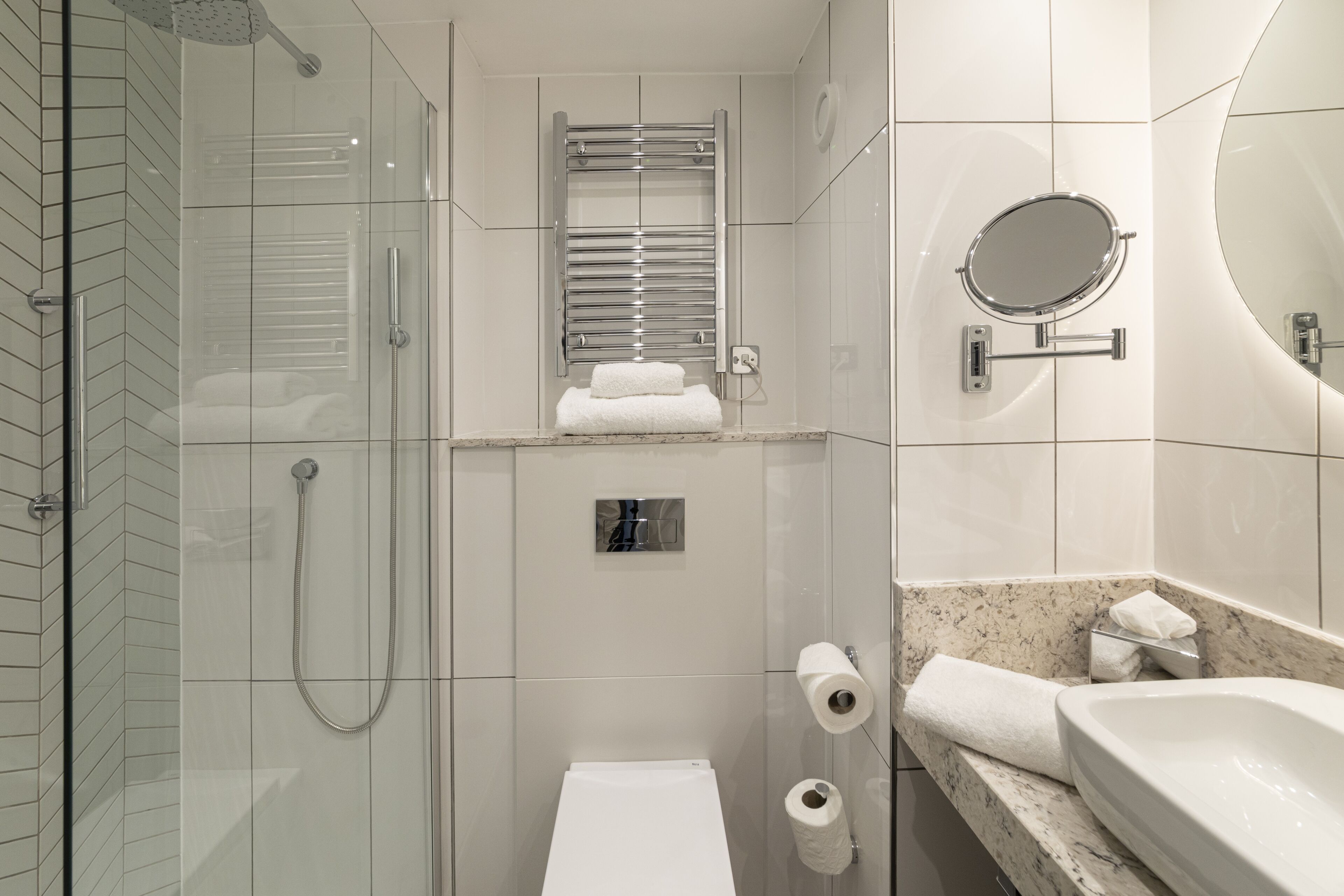 executive double or twin room, golf view | bathroom | combined shower/bathtub, free toiletries, hair dryer, towels