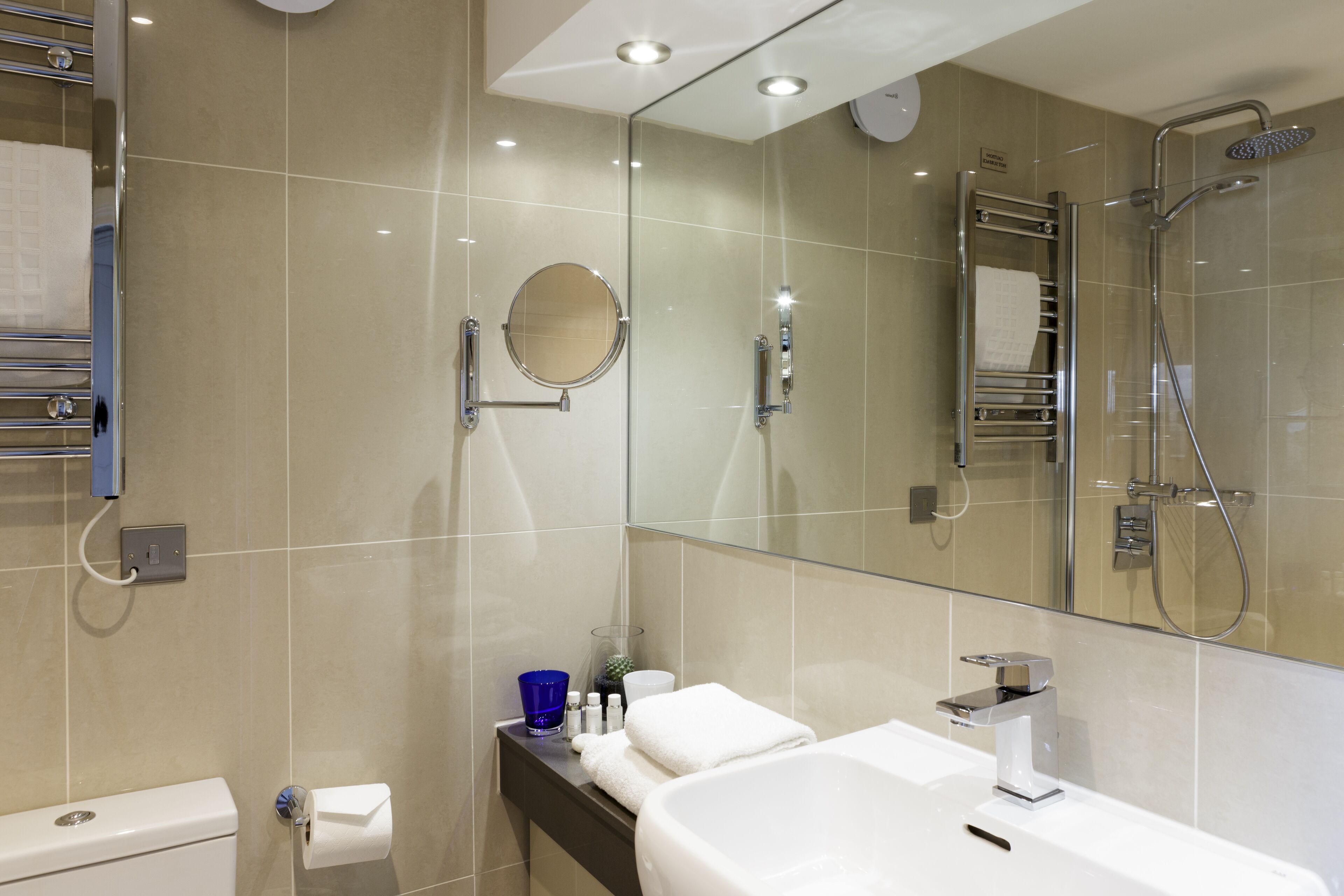 standard double or twin room, golf view | bathroom | combined shower/bathtub, free toiletries, hair dryer, towels