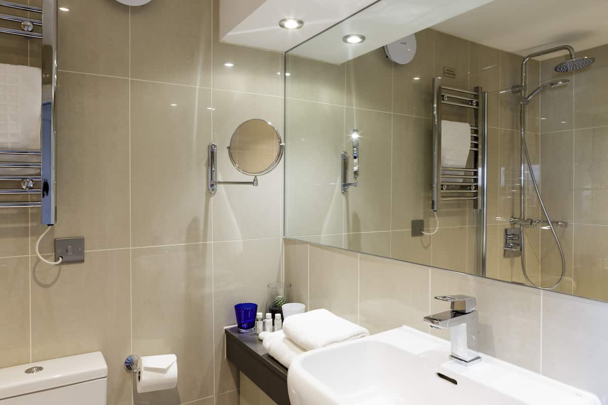 standard double or twin room, golf view | bathroom | combined shower/bathtub, free toiletries, hair dryer, towels