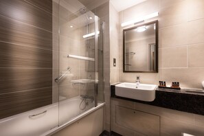 Superior-dobbeltværelse | Badeværelse | Kombination af bruser/badekar, hårtørrer, håndklæder, Toiletpapir