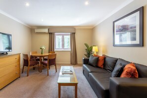 In-room safe, desk, laptop workspace, blackout curtains - Westmead Hotel (Birmingham)