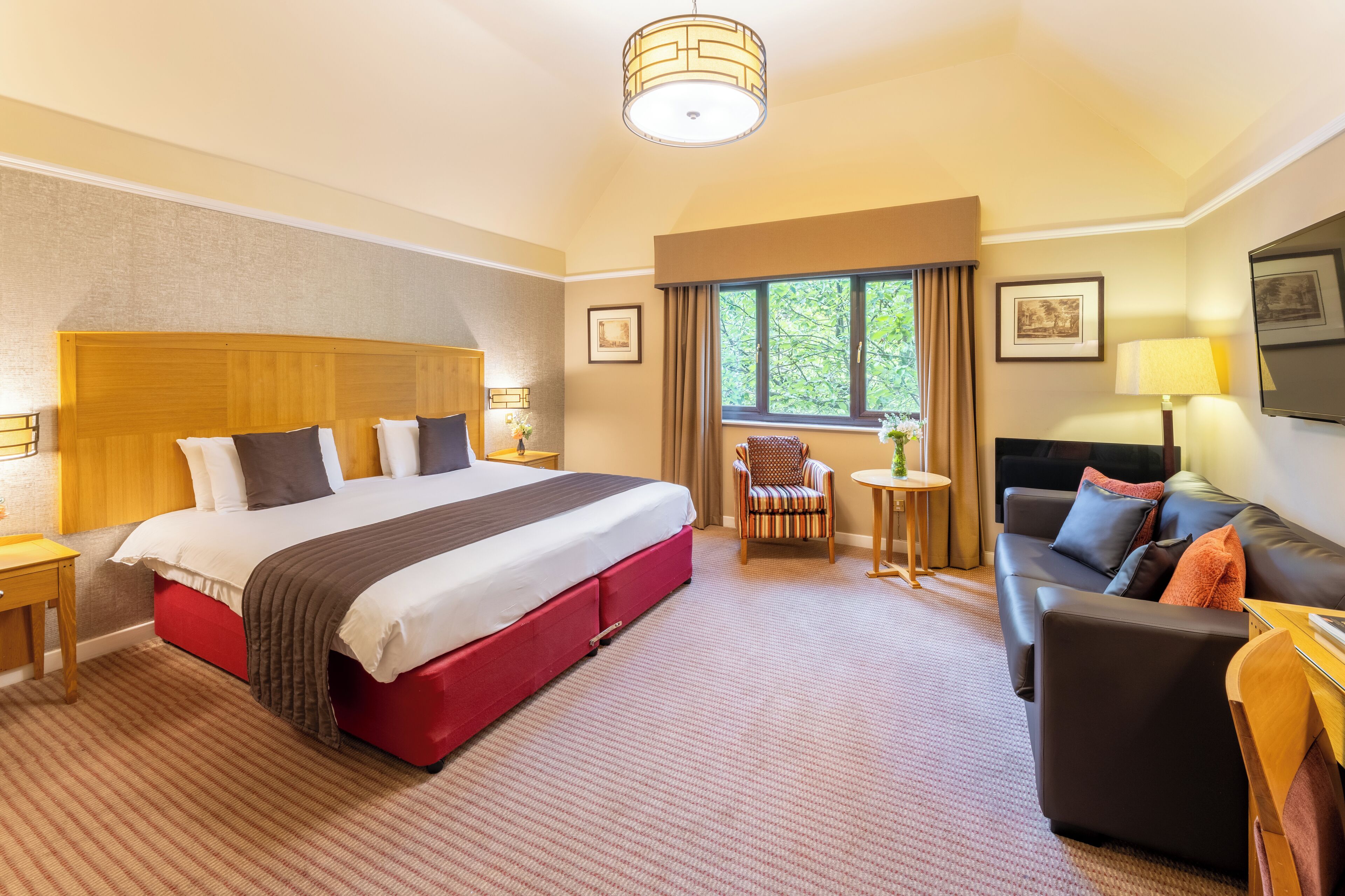 Värdeförvaringsskåp på rummet, skrivbord och arbetsyta för laptop