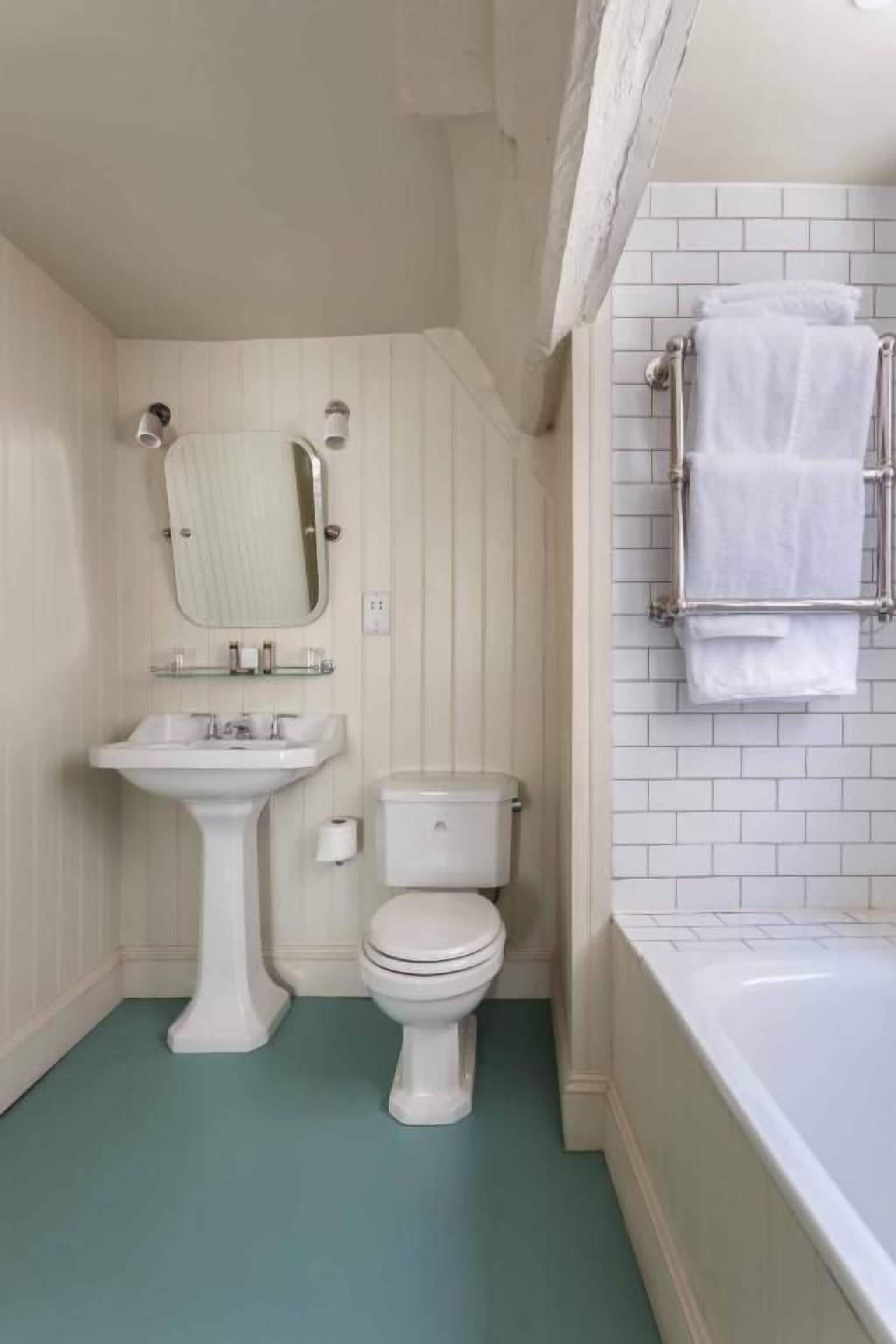 classic double room | bathroom | free toiletries, hair dryer, towels, shampoo