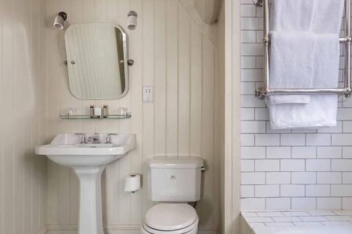 classic double room | bathroom | free toiletries, hair dryer, towels, shampoo