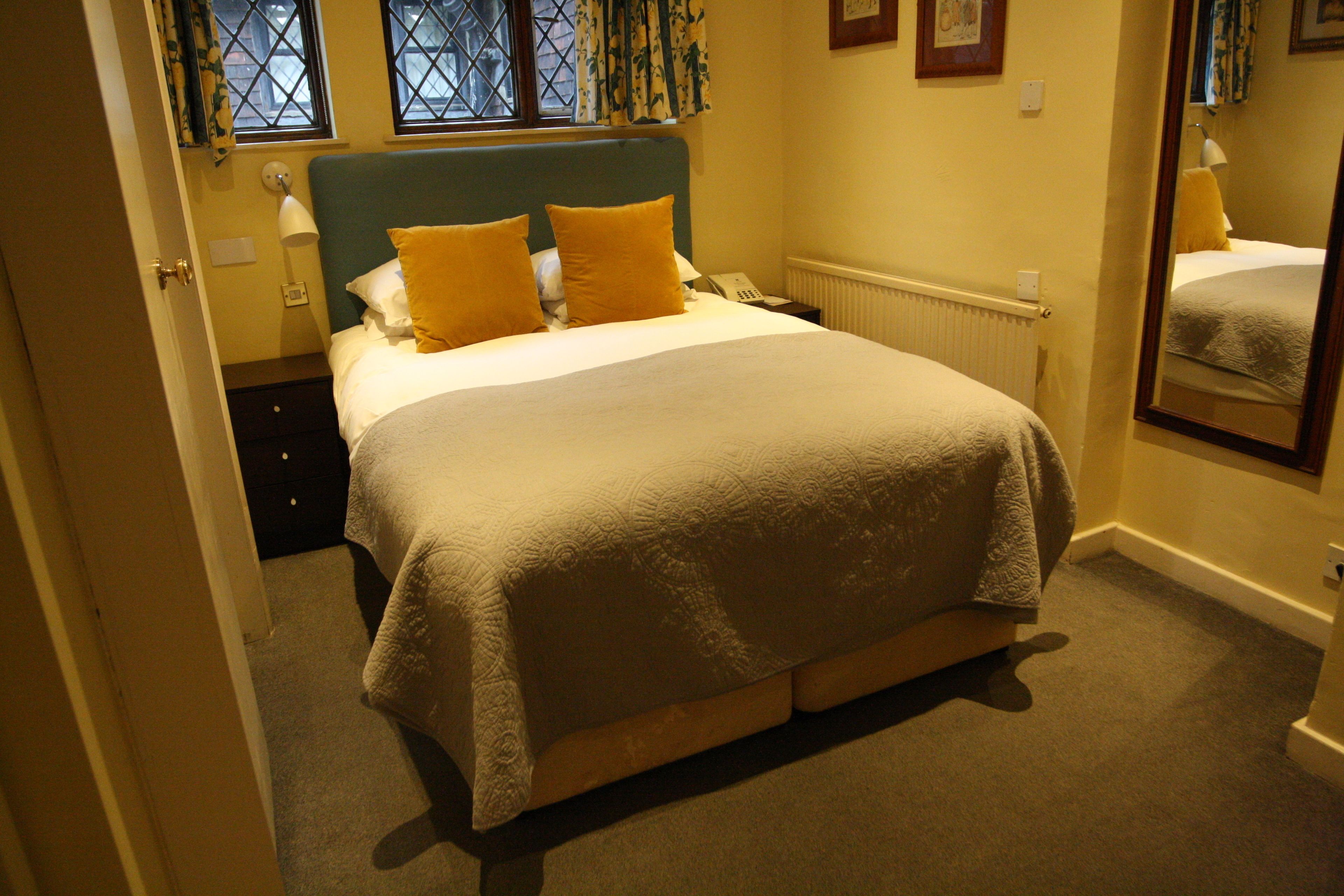 cosy double room | hypo-allergenic bedding, individually decorated, individually furnished