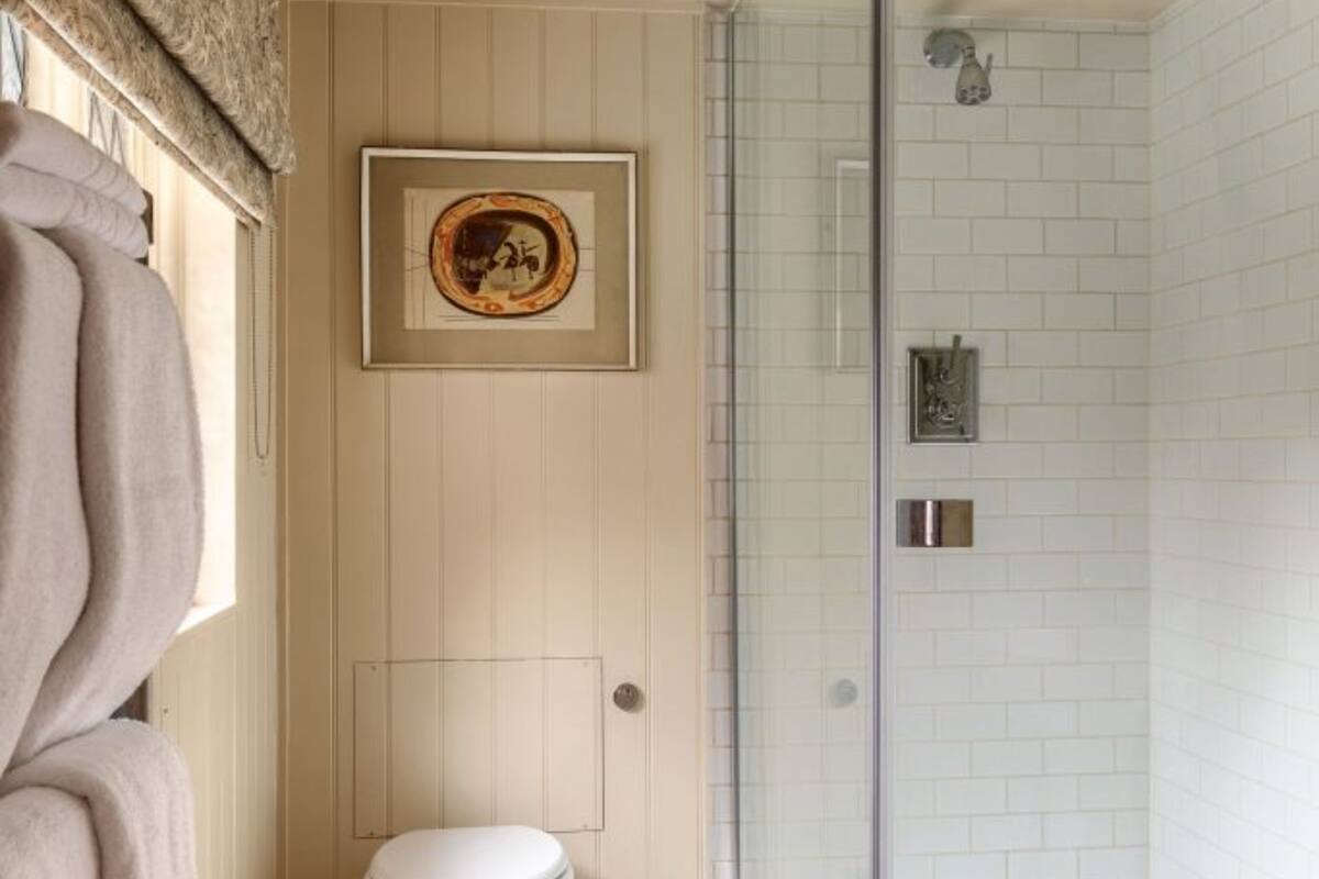 luxury room | bathroom | free toiletries, hair dryer, towels, shampoo