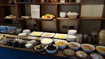 Ein Buffet mit verschiedenen Speisen und Beilagen.