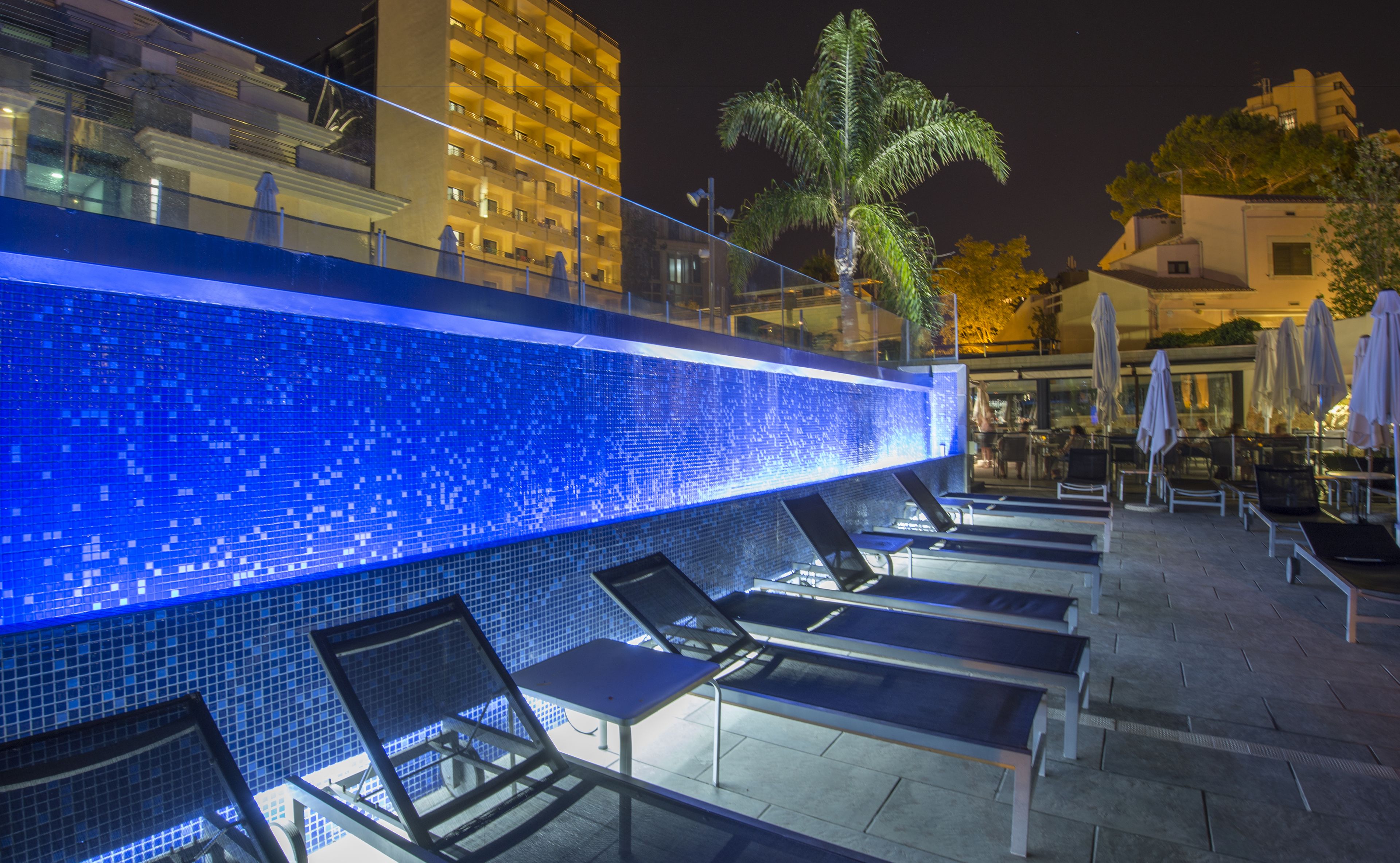 Seasonal outdoor pool, pool umbrellas, sun loungers