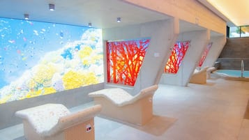 Salas de tratamiento para parejas, sauna y tina de hidromasaje