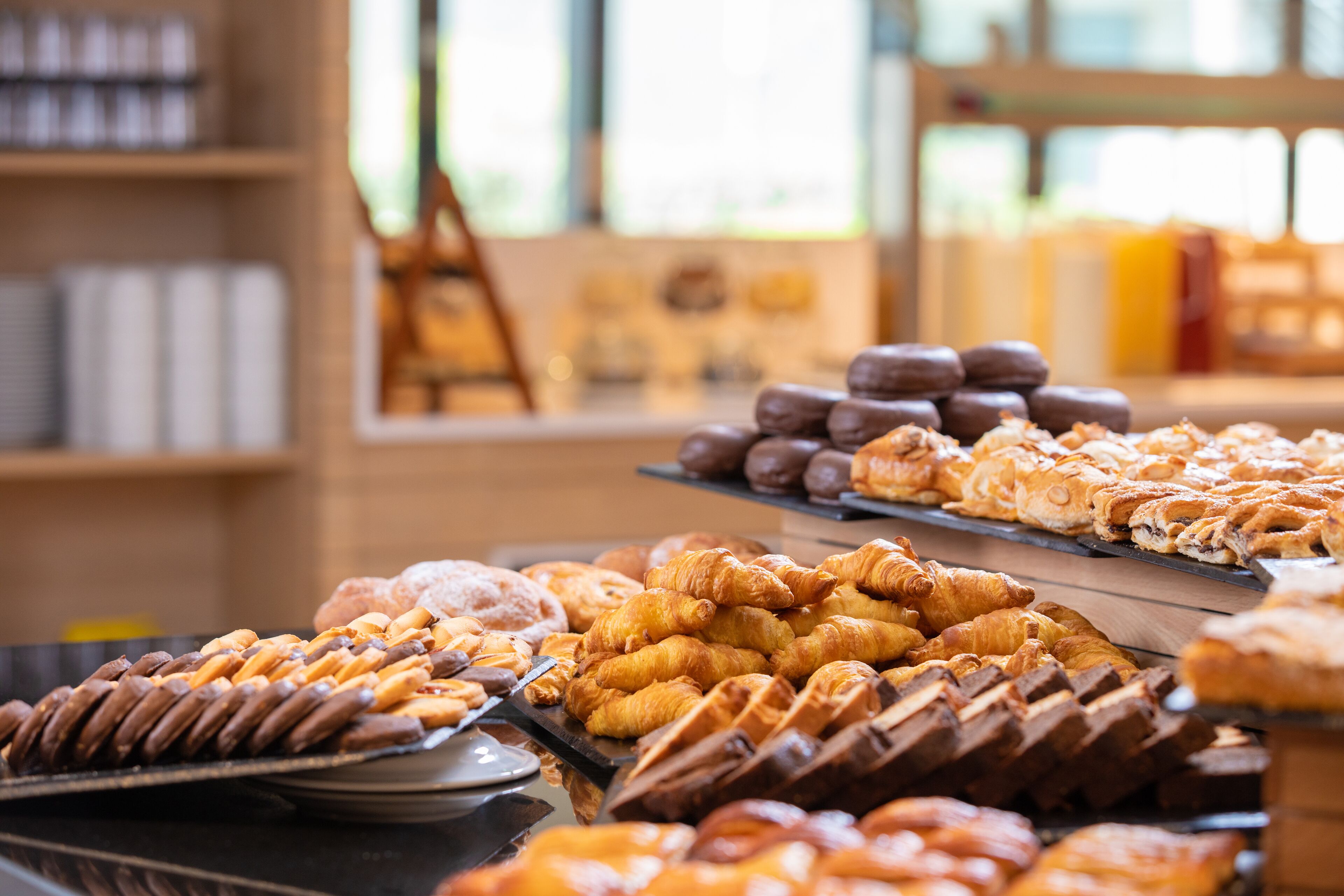 Une vitrine de boulangerie présentant diverses pâtisseries et produits de boulangerie.