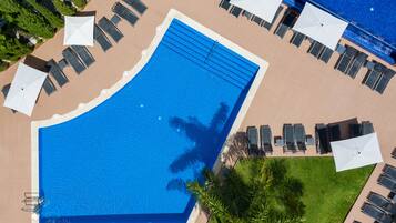 Een seizoensgebonden buitenzwembad en parasols bij het zwembad