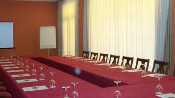 Una sala de conferencias con mesas largas, sillas y tarjetas de nombre.