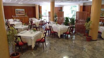 Dinner served, Spanish cuisine