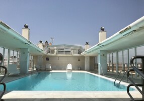 Una piscina al aire libre de temporada