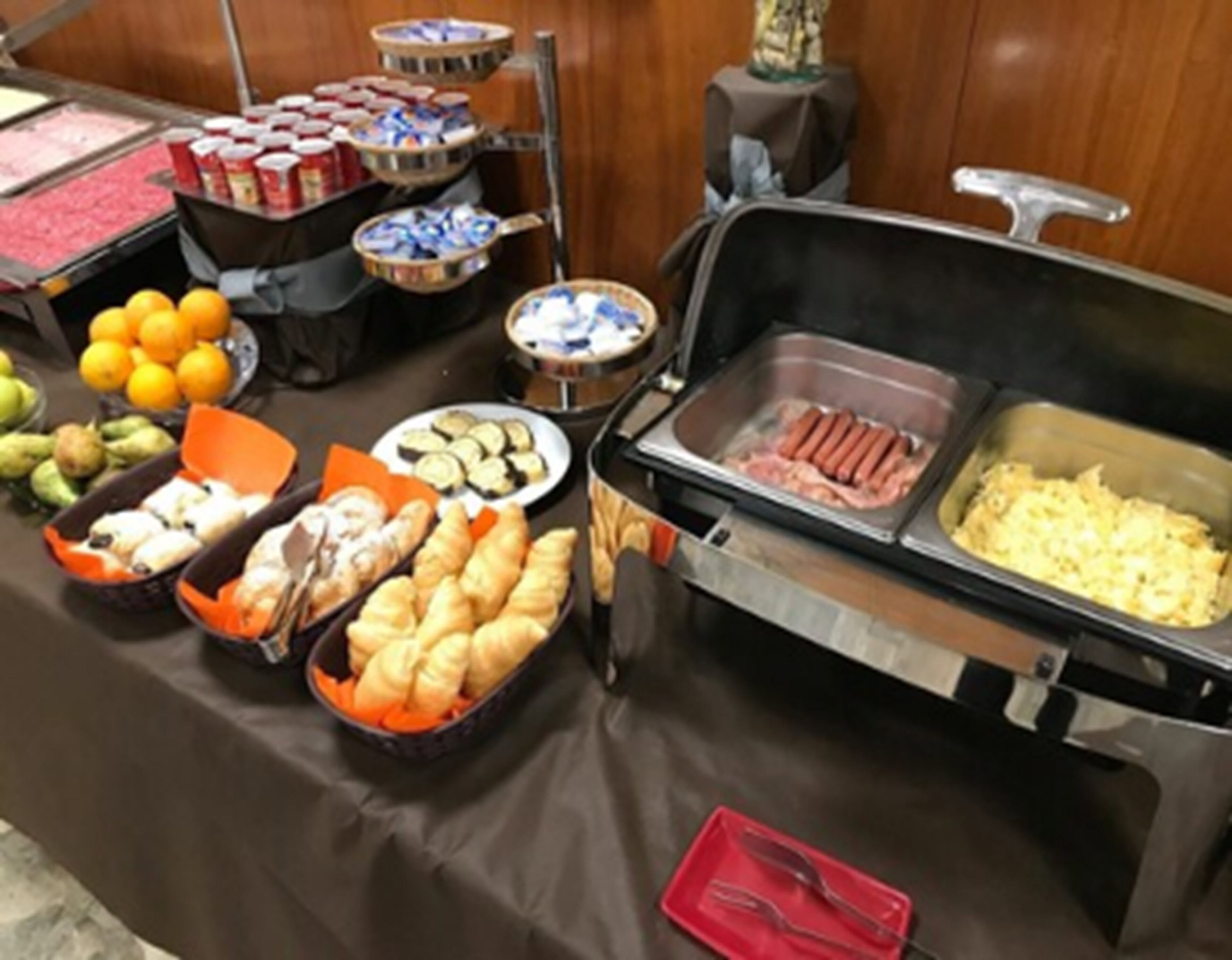 อาหารเช้าแบบบุฟเฟ่ต์ในวันเสาร์-อาทิตย์ (EUR 9 ต่อคน)