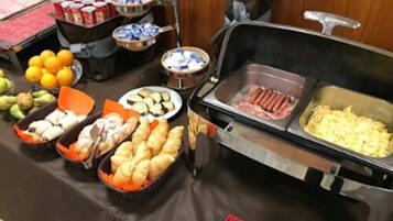 Esmorzar d'estil bufet els caps de setmana (9 EUR per persona)