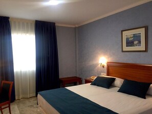 高級寢具、迷你吧、房內夾萬、書桌