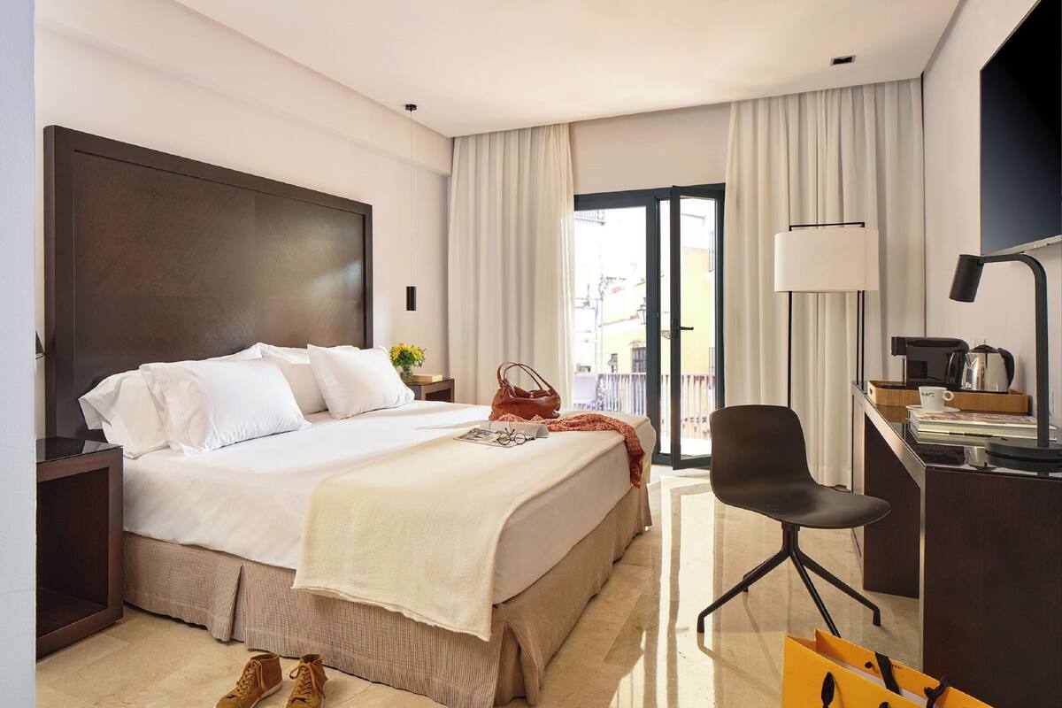 Superior Room | Minibar, in-room safe, desk, laptop workspace